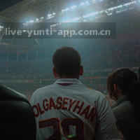 由三角形色块、斜线与圆点构成的赛事数据警示标识